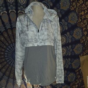 UA sz Lg Ladies Gray Windbreaker